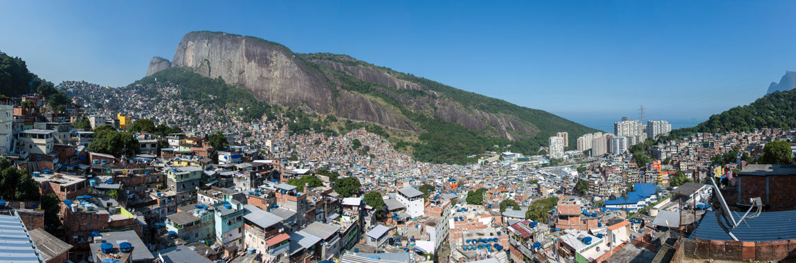 Straßenszene in der Favela della Rocinha (Rio de Janeiro)