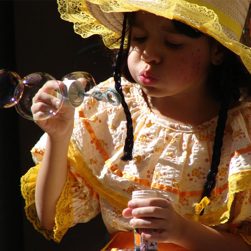 Traditionelle Tracht beim Junifest in Rio