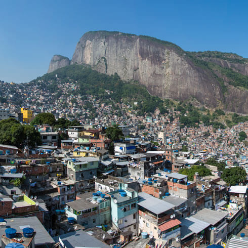 Gasse in der Favela della Rocinha in Rio