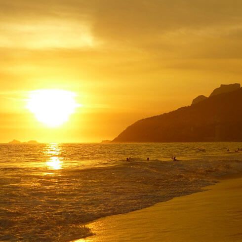 Copacabana heißt der vier km lange Strand von Rio de Janeiro