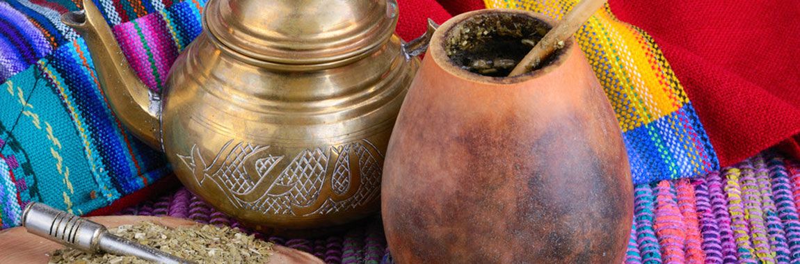 Grüner Mate-Tee mit Kürbiskalebasse und Wasserkännchen